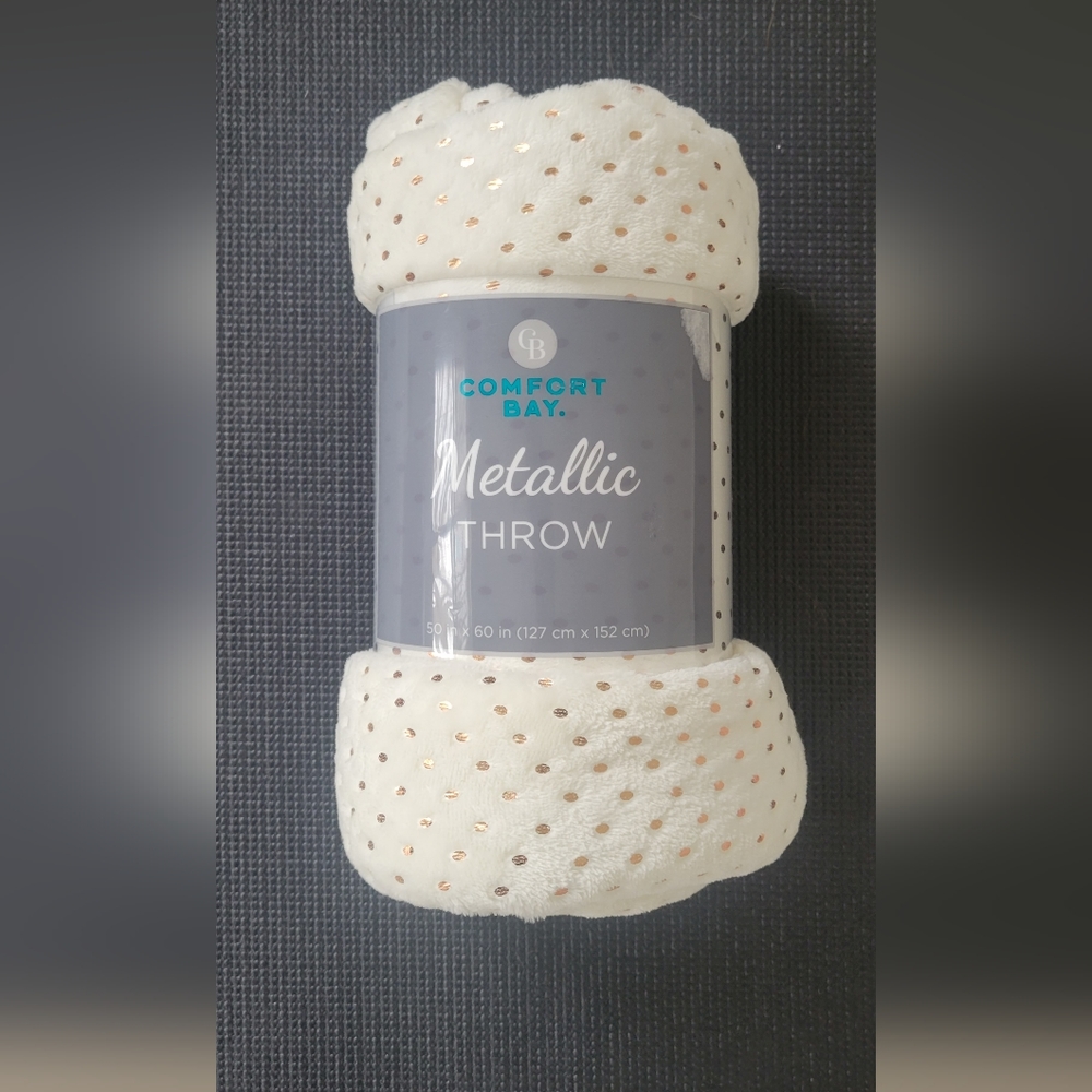 🍄3/$20🍄BNWT plush throw Blanket cream with rose gold polka dots